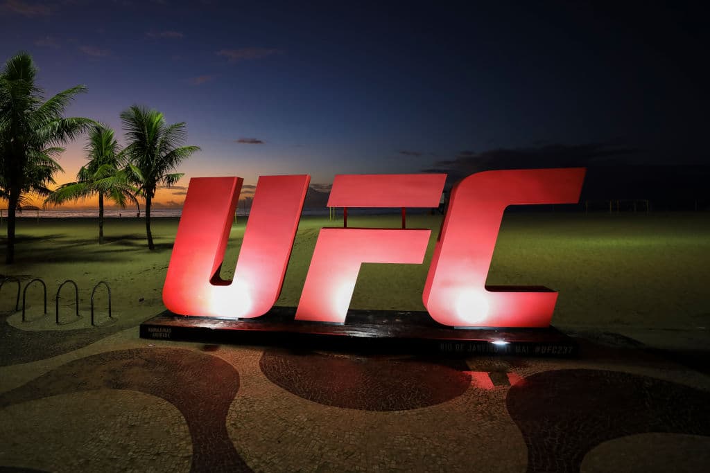 Aunque le encanta el futbol, también le gustan otros deportes como el básquetbol, futbol americano, artes marciales mixtas o la lucha libre.