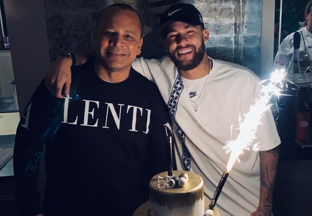 El año pasado, al cumplir 27 años, se encontraba lesionado y en muletas, pero no fue impedimento para festejar junto a la plantilla del PSG, amigos y Familiares.