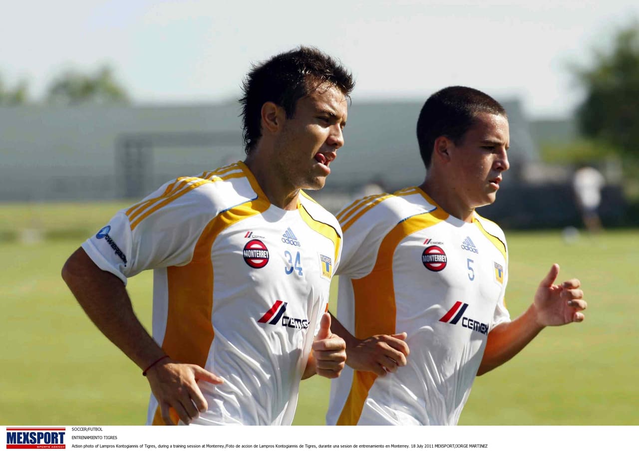 Para el Clausura 2011 volvió al máximo circuito con Tigres, pero solo sumó 55 minutos en dos partidos y rapidamente dejó la institución regiomontana.