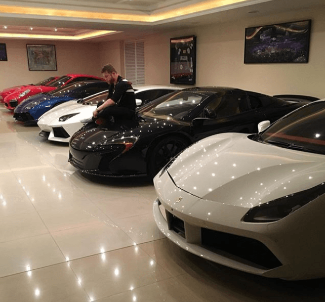 Y claro, así se ve una parte del garaje del popular boxeador.