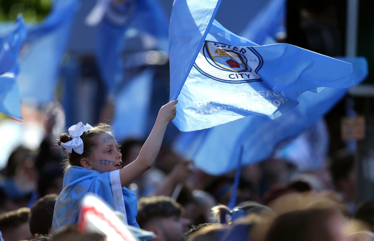 Los fanáticos de Manchester City inundaron la ciudad para festejar con los jugadores del equipo el título obtenido en Premier League, en medio del colorido y euforia de hinchas de todas las edades.