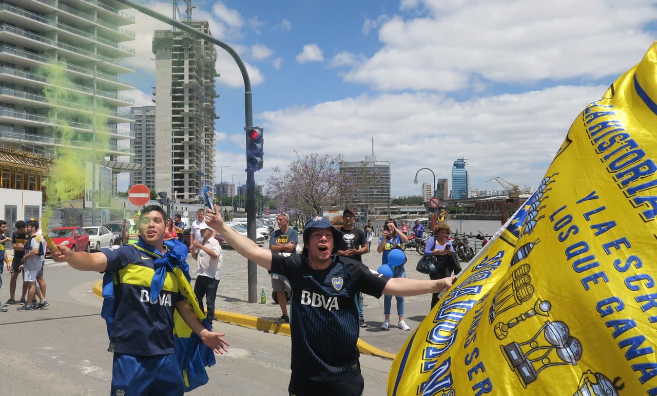 Entre gritos, banderas y bengalas los aficionados argentinos prendían el ambiente.