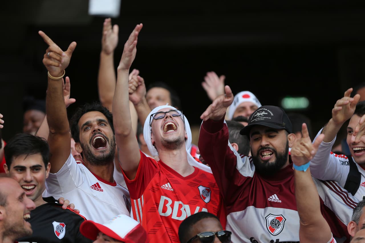 Como previa de la gran final del Mundial de Clubes, los aficionados de River Plate y Kashima Antlers llegaron en buen número al estadio Sheikh Zayed Sports City –no el suficiente para llenar– para apoyar a sus equipos en busca del tercer lugar. Un buen ambiente con una linda mezcla cultural entre Argentina, Japón y los Emiratos.