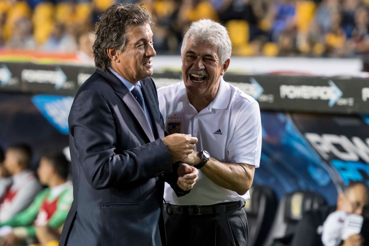 ¡Cuánta experiencia! Rubén Omar Romano y Ricardo 'Tuca' Ferreti, dos leyendas de la dirección técnica en México bromearon al arranque del juego.