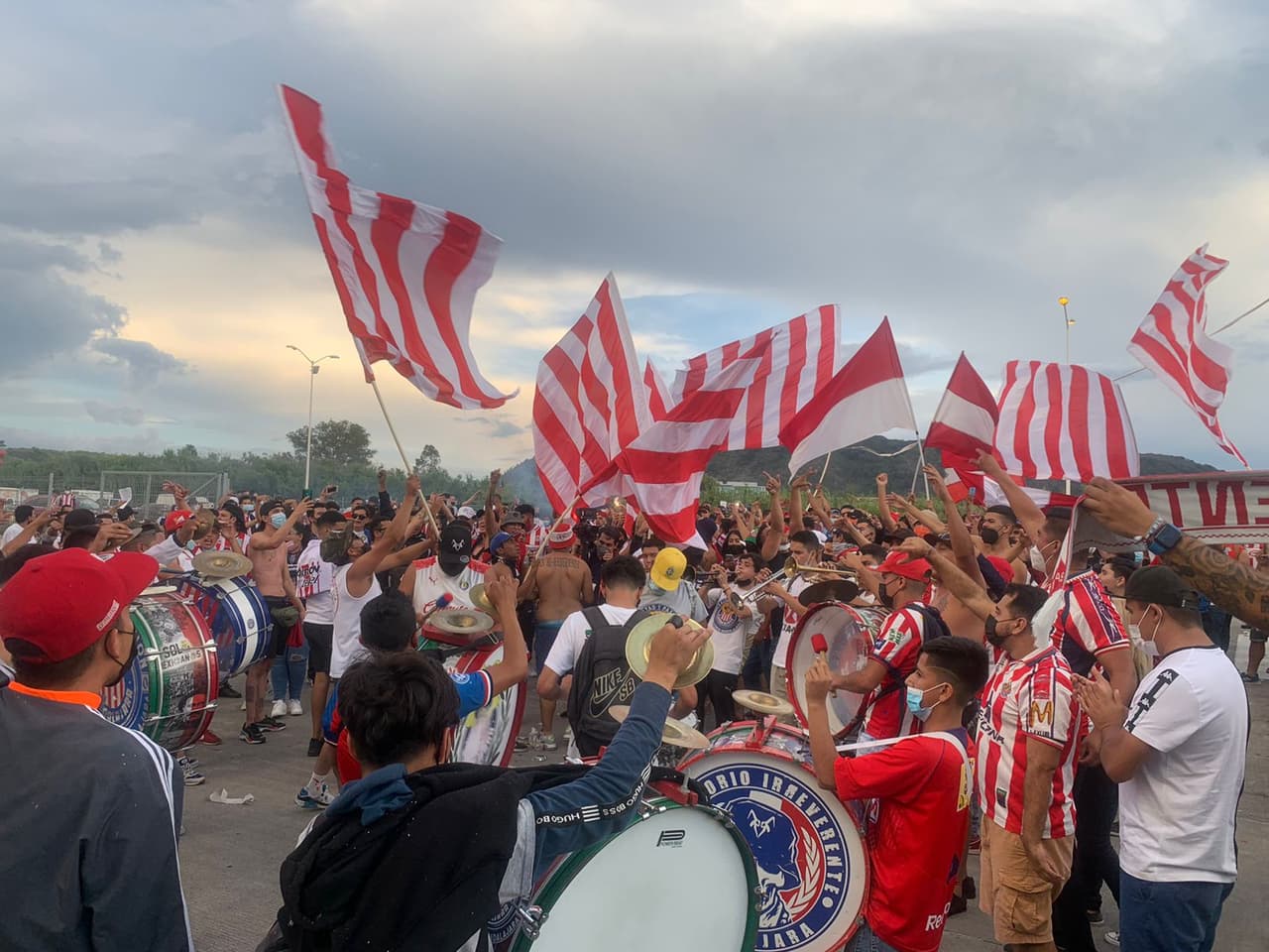 Los fanáticos de Chivas se encargaron de poner el ambiente y el color a las afueras del estadio Akron previo al Clásico Tapatío ante los Zorros del Atlas.