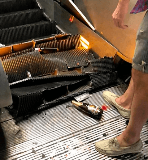 Otro internauta difundió esta foto de la escalera que se daño para darnos una idea de la severidad del accidente y de los que pudieron haber estado ahí en contacto con el fierro retorcido.