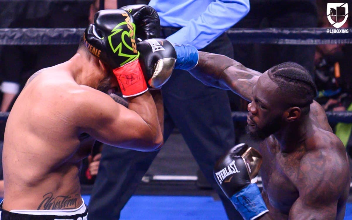 Deontay 'The Bronze Bomber' Wilder cumplió su promesa de noquear a Dominic Breazeale en la velada llevada a cabo en Nueva York. Al campeón del CMB le bastó un round para hacerlo.