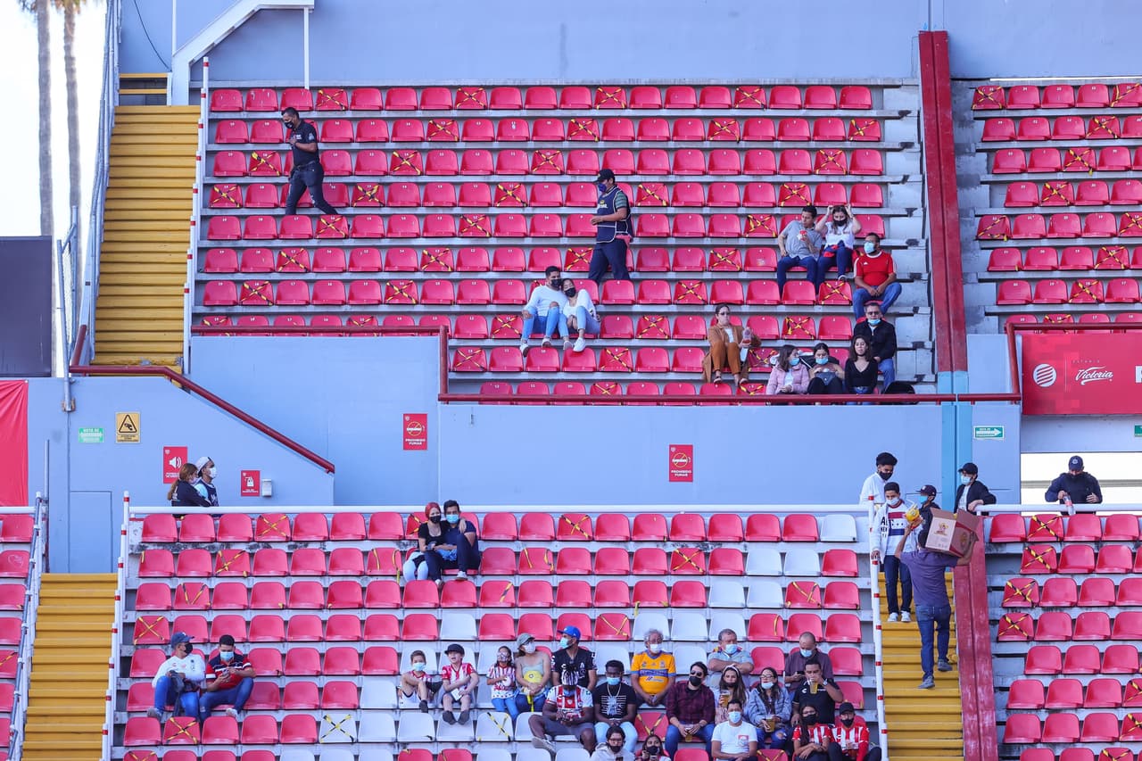 Hubo poca afición en las gradas, más allá de que se permitió un número limitado de asistentes debido a la pandemia de COVID-19.