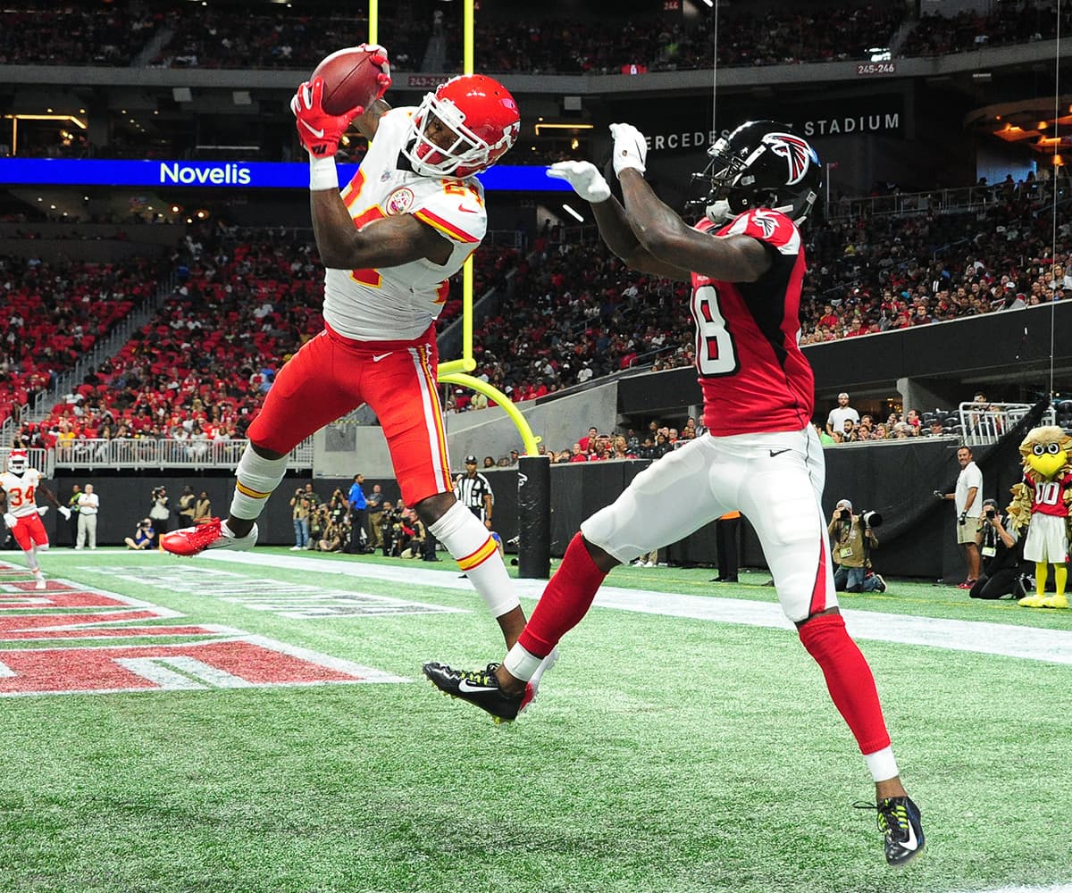 Los Chiefs también hicieron un buen trabajo en defensa, y en este caso el pase que David Amerson (izquierda) interceptó en la zona de anotación al novato Kurt Benkert.