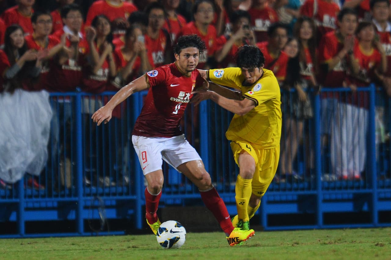 En el Evergrande suma 118 partidos, 83 goles y 30 asistencias. Fue elegido MVP de la liga en 2014 y acumula 4 títulos en China.