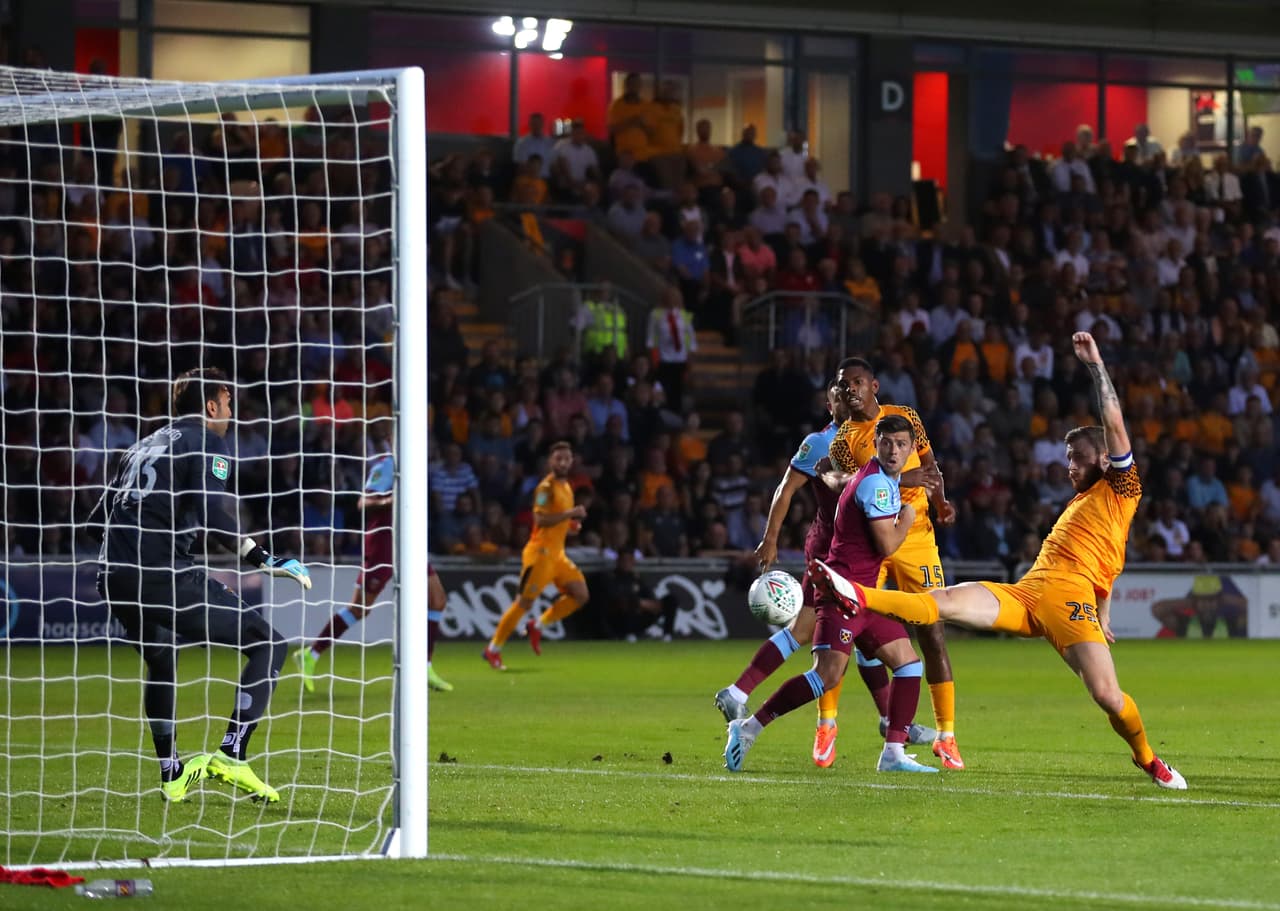 Mark O'Brien del Newport County tira a gol pero no lo logra.