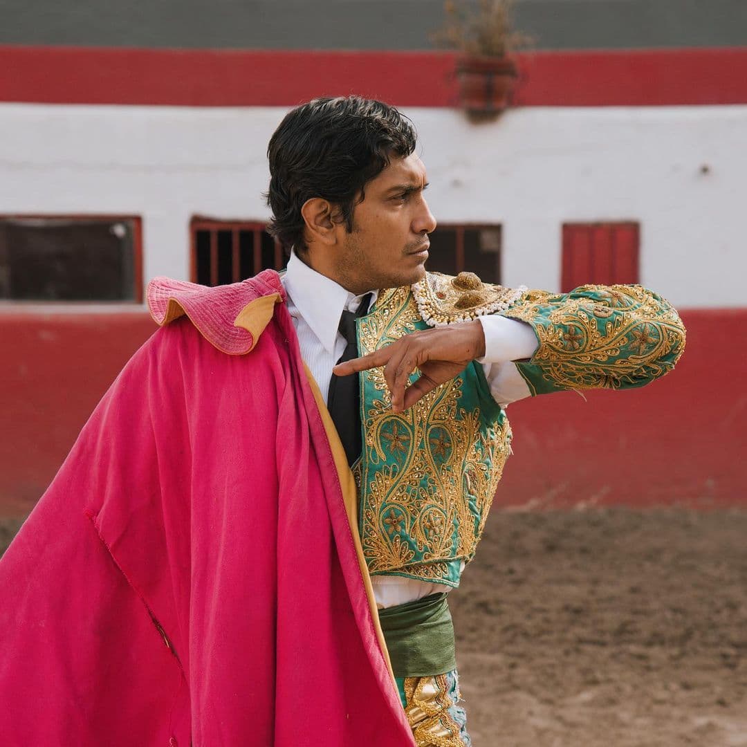 En el video de este sencillo, apareció el actor mexicano Tenoch Huerta, quien sobresalió por su actuación en la serie de Narcos.