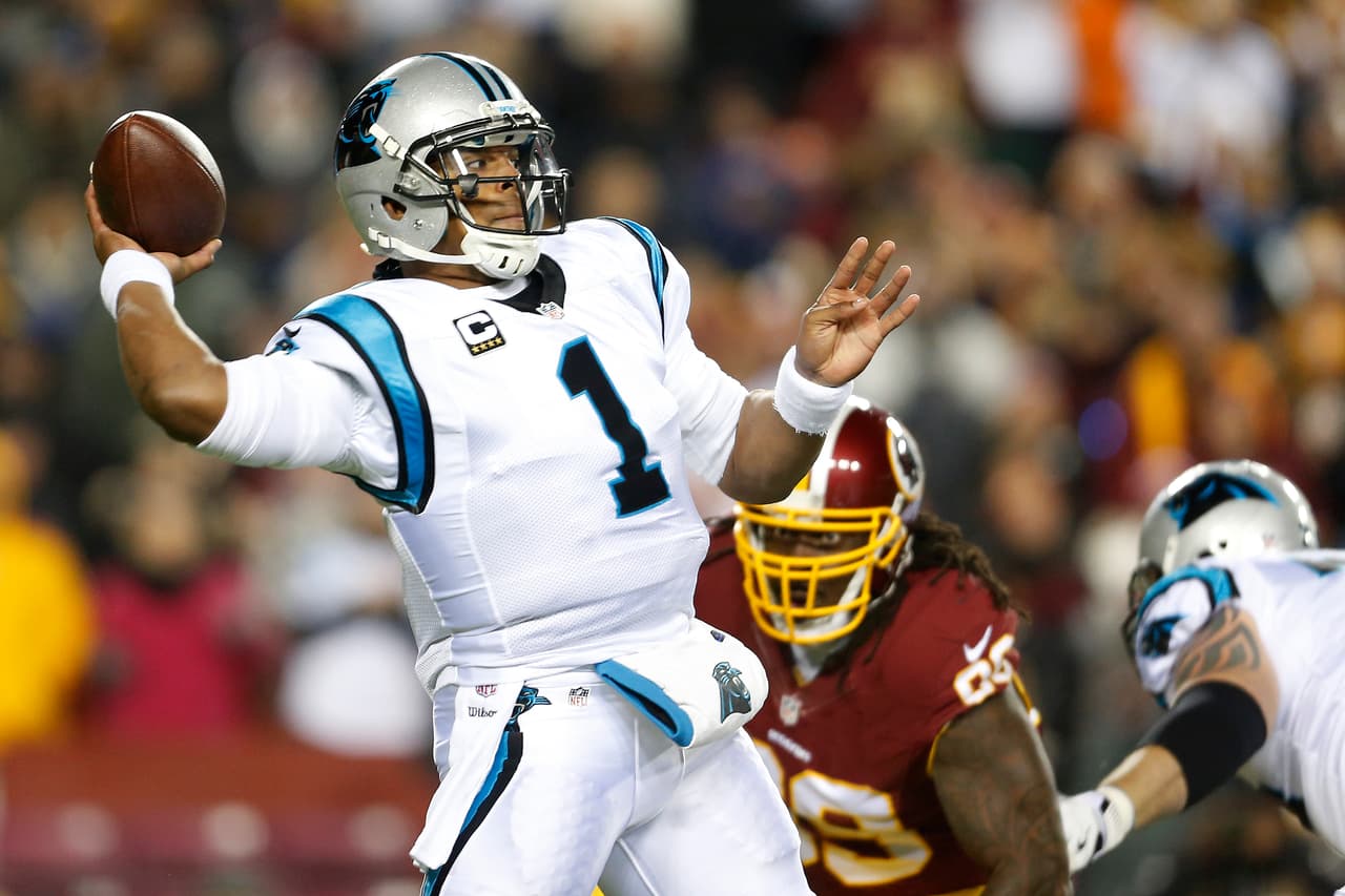 <b>Brazo potente y preciso</b>
<br>Durante su estancia con Carolina Panthers, otra de las grandes cualidades de Newton fue su capacidad para lanzar el balón en rendijas cortas, encontrar ventanas donde parecía no haber espacio, superar a los defensivos a pesar de una cobertura cercana y, por supuesto, gran precisión además de un potente brazo que le permitía completar pases profundos para receptores rápidos y escurridizos, como en este caso, podría asociarse perfecto con Julian Edelman, N'Keal Harry o el propio Mohamed Sanu.