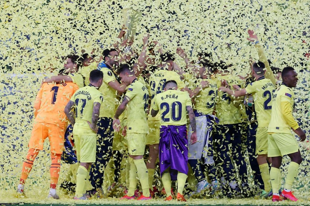 Tras 98 años, Villarreal porfin logra levantar el título de la UEFA Europa League tras vencer 11-10 en la tanda de penaltis al Manchester United.