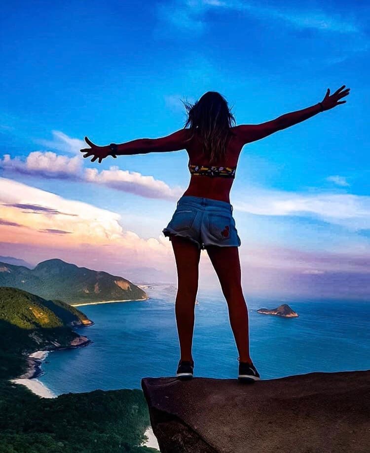 Aquí se muestra el amor por el deporte y su calidad como jugadora de voleibol.