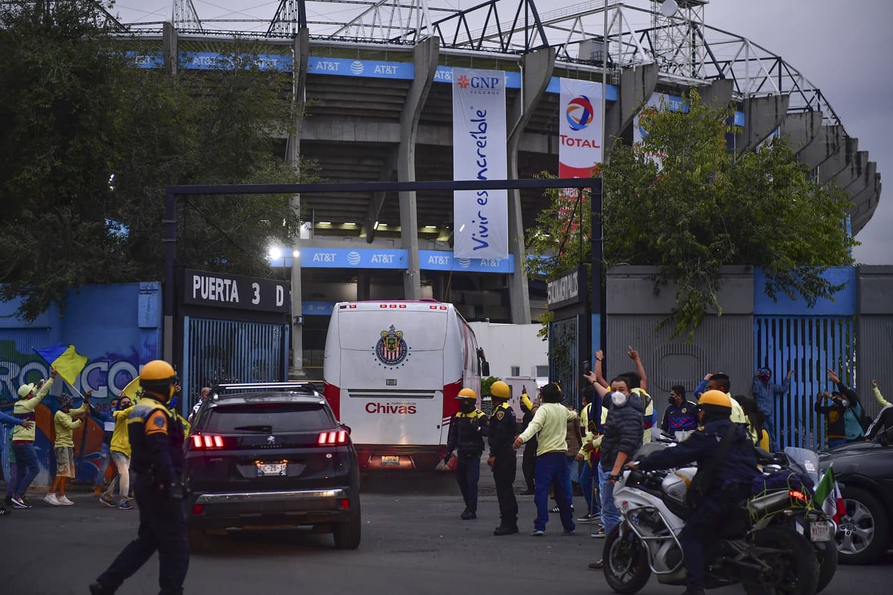 La afición se hizo presente en el Clásico Nacional | Hinchas de las Águilas olvidaron las recomendaciones del Club América y se dieron cita en el hotel de concentración y en el Azteca.