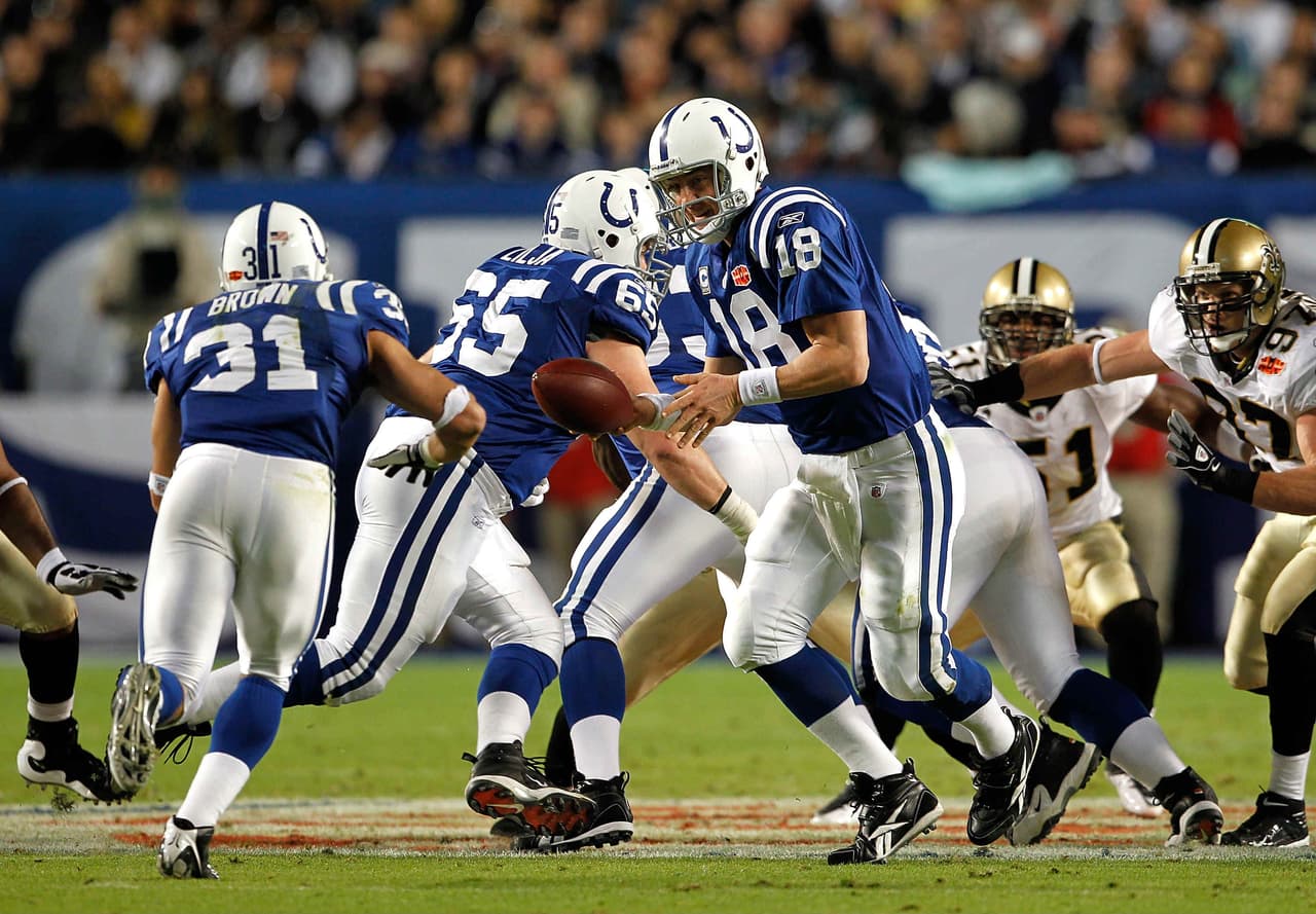 3. Del otro lado los Indianapolis Colts con Peyton Manning quien ya había probado las mieles de un título de Super Bowl. Tres años antes habían ganado el Super Bowl XLI sobre los Chicago Bears. Ahora los Colts conservaban la potencia ofensiva. Ganaron 14 partidos, perdieron 2 en la campaña regular.