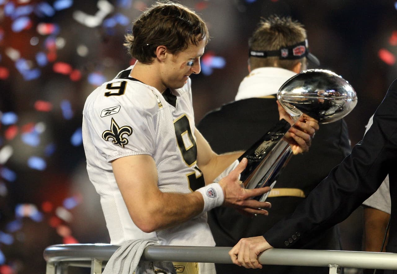 9. Drew Brees está cerca de las 58 mil yardas por pase, ha completado el 66.3 por ciento de sus pases, ya superó los 400 pases de touchdown en su carrera (403), el rating de por vida es de 95.4. Todo en una productiva trayectoria de 15 años como jugador en la NFL. Todo esos números los cambia por este momento.