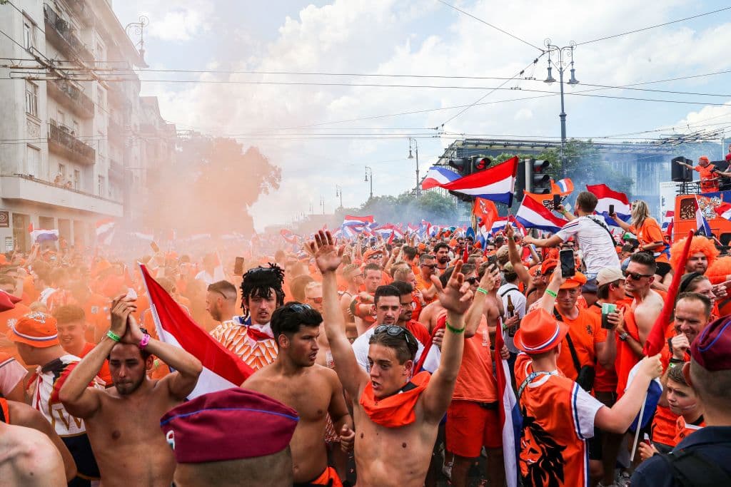 Entre banderas, gritos, sombreros y confetis, fanáticos de ambos países se reúnen para la fiesta del futbol más grande de Europa y apoyar a sus equipos en los Octavos de Final de la Euro 2020.