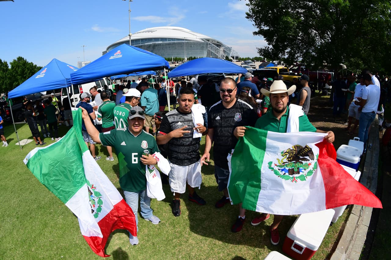 Los fanáticos mexicanos colmaron los alrededores del AT&T Stadium de Arlington, Texas, antes del juego amistoso del Tri contra Ecuador.
