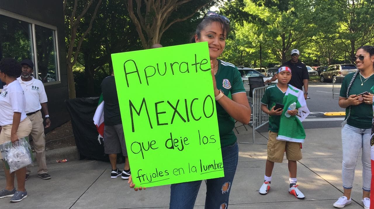 En las afueras del Bank of America Stadium los fanáticos mexicanos se alistan para el juego del Tri contra Martinica por el Grupo A de la Copa Oro.