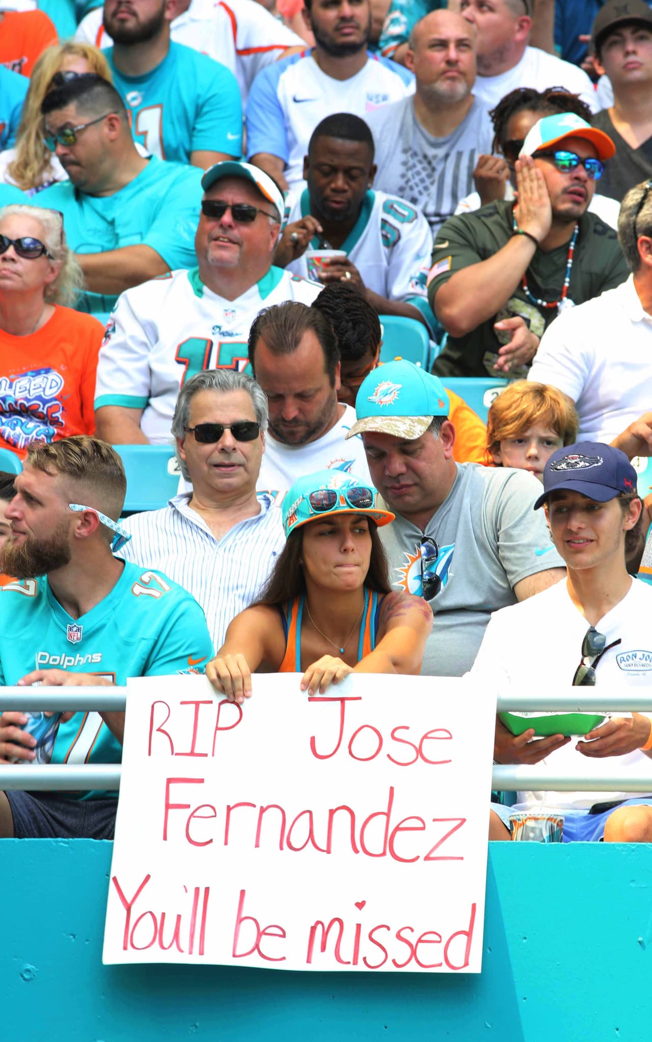 Algunos aficionados a los Dolphins de Miami, de la NFL, manifestaron su pesar por la muerte de Fernández durante el partido de fútbol americano contra los Cleveland Browns, en su partido del domingo.