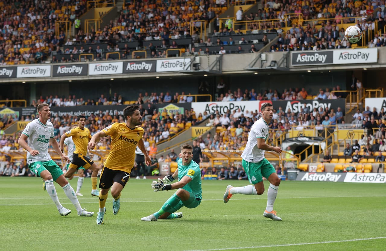 Ruben Neves adelantó a los Wolves con un golazo, pero Allan Saint-Maximin emparejó las acciones en la agonía con otro golazo. Raúl Jiménez marcó un gol, pero el VAR arruinó el festejo al anularlo.