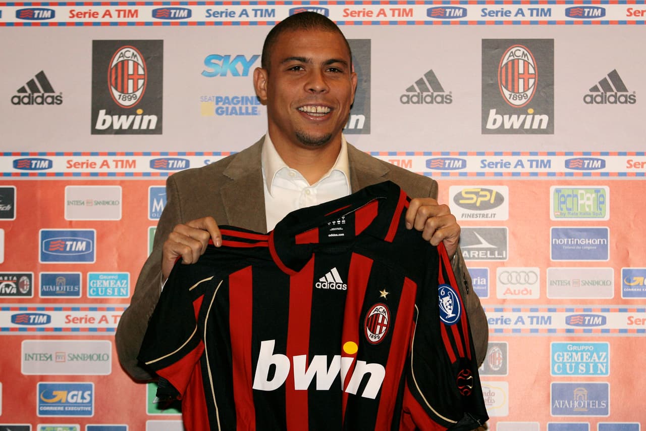 Su último sorbo de fútbol de élite lo tuvo en el A.C. Milan en el 2007, pero jugó poco y anotó solo nueve goles y puso cuatro asistencias.