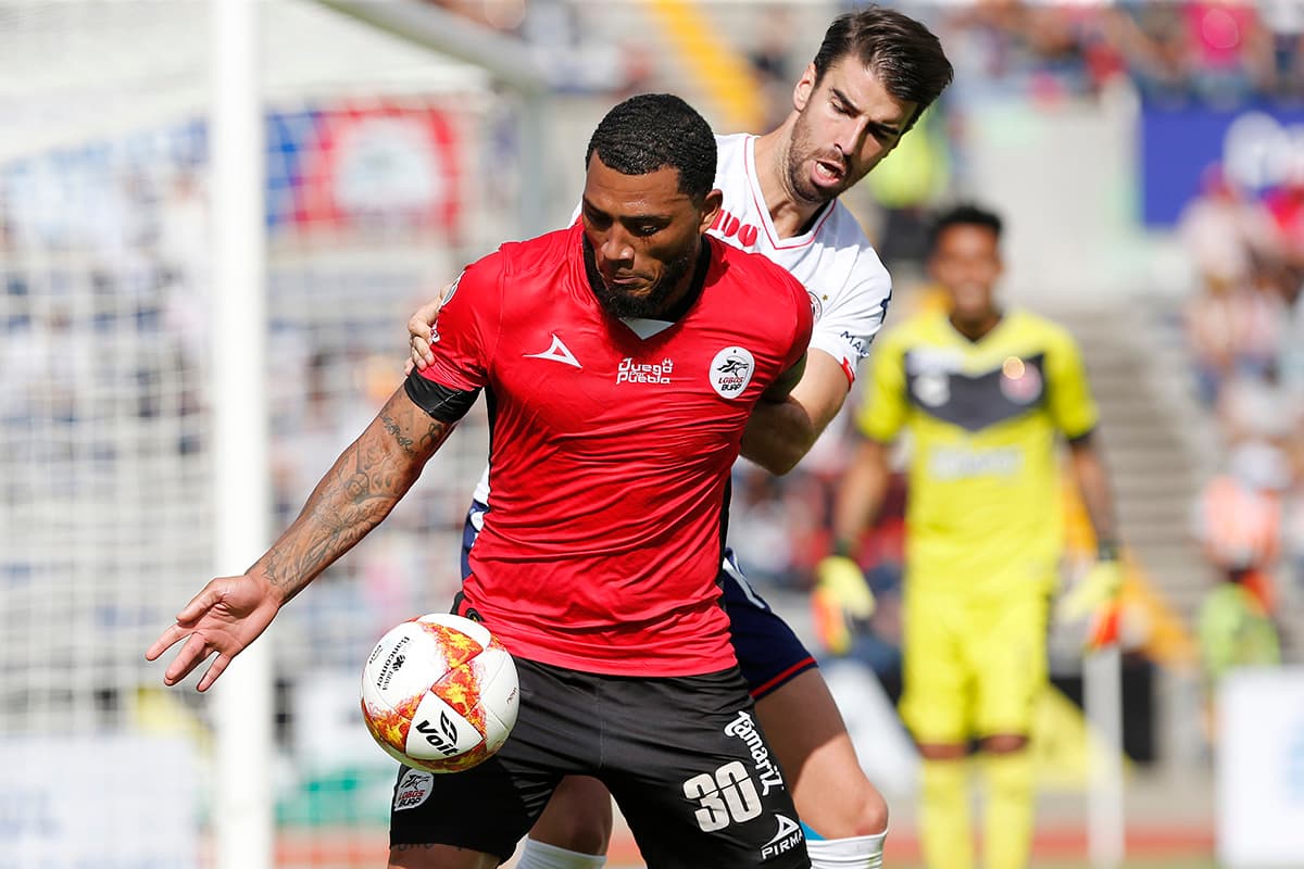 Durante el juego fue superior el equipo local, que escondió la pelota a los veracruzanos, como en la acción que protagoniza en la foto el turco Kazim Richards.