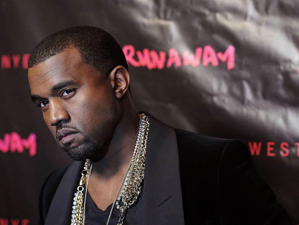 Actualmente ofreció vacunas a todos los que asistieran a la fiesta donde presentó su nuevo disco, sin embargo, el año pasado estaba en contra del desarrollo de una vacuna.