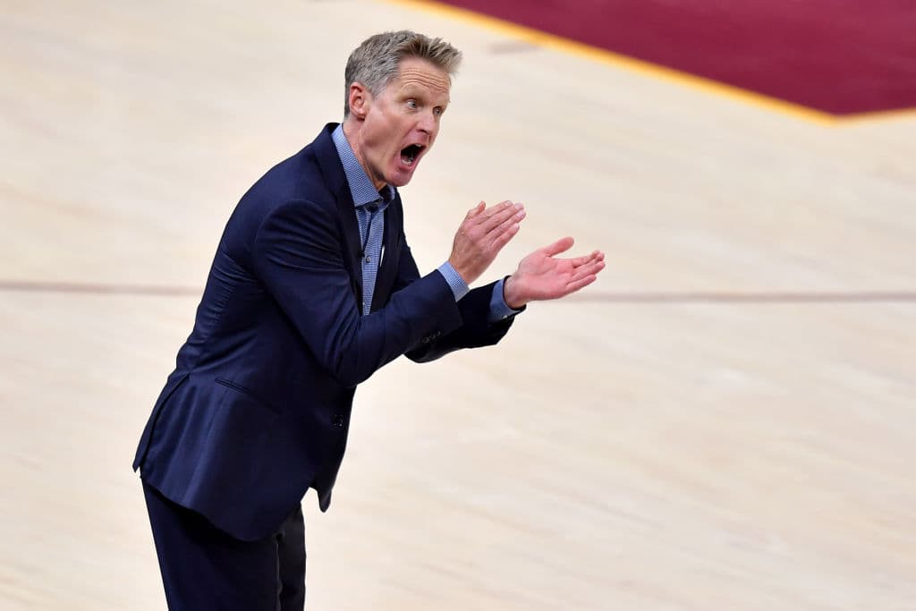 A pesar de que Steve Kerr protestó enérgicamente las decisiones arbitrales durante los tres primeros periodos, se tranquilizó conforme su equipo tomó el comando del partido.