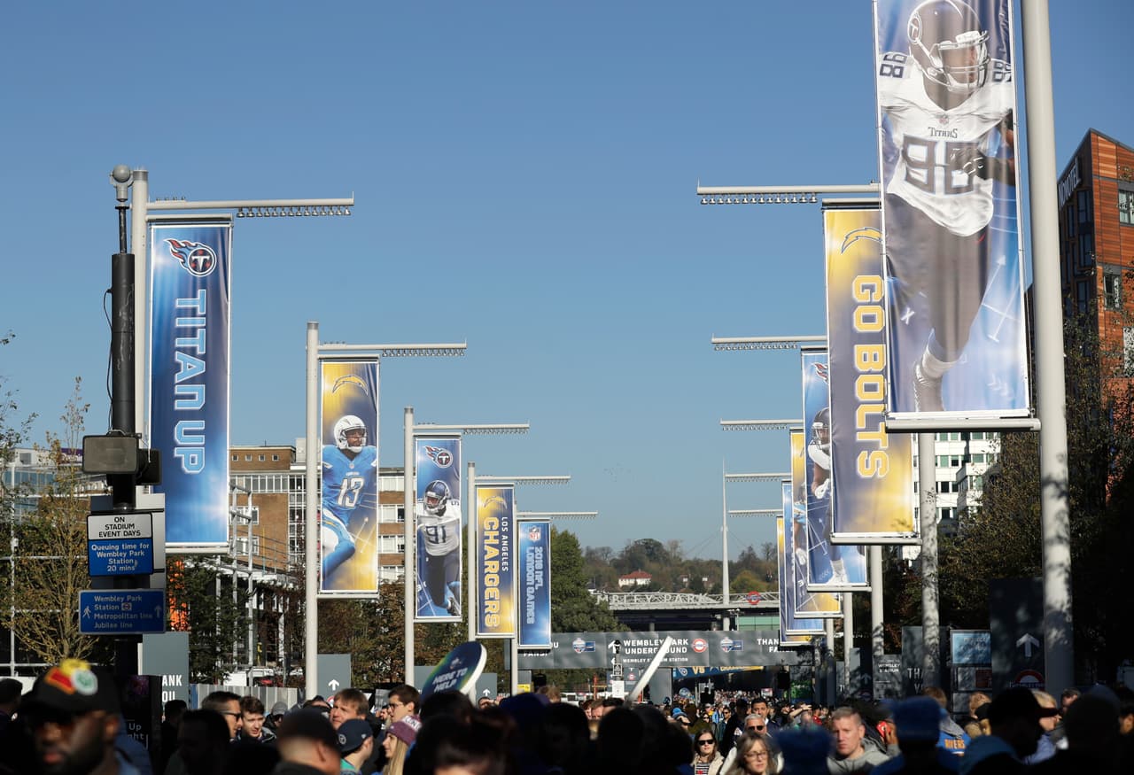 Los detalles de color inundaron a Londres en el partido de Tennessee Titans y Los Angeles Chargers disputado en Wembley, que recibió la fiesta del fútbol americano de la NFL.