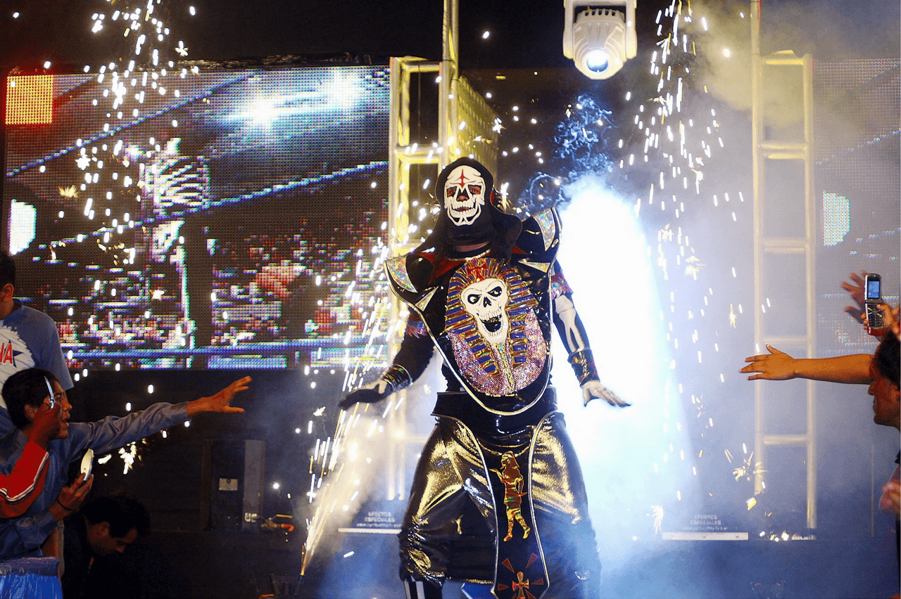 Durante la lucha, La Parka se lanzó del ring pero al parecer su pie se atoró en las cuerdas del ring, lo cual hizo que la caída fuera desastrosa.