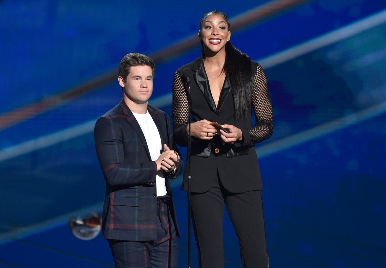 Además contó con la presentación de varias celebridades como el actor Adam Devine y la jugadora Candace Parker.