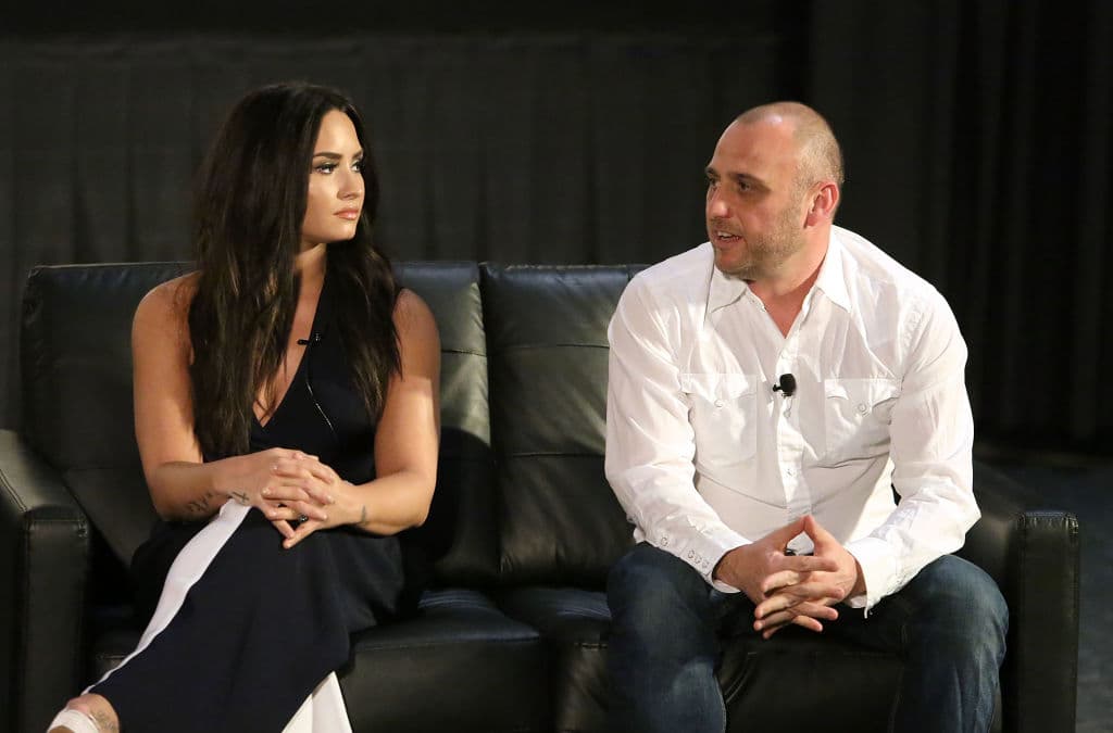 "Fue un viaje doloroso, y miro hacia atrás ya veces me pongo triste cuando pienso en el dolor que tuve que soportar para superar lo que tengo, pero no me arrepiento de nada", declaró Lovato.