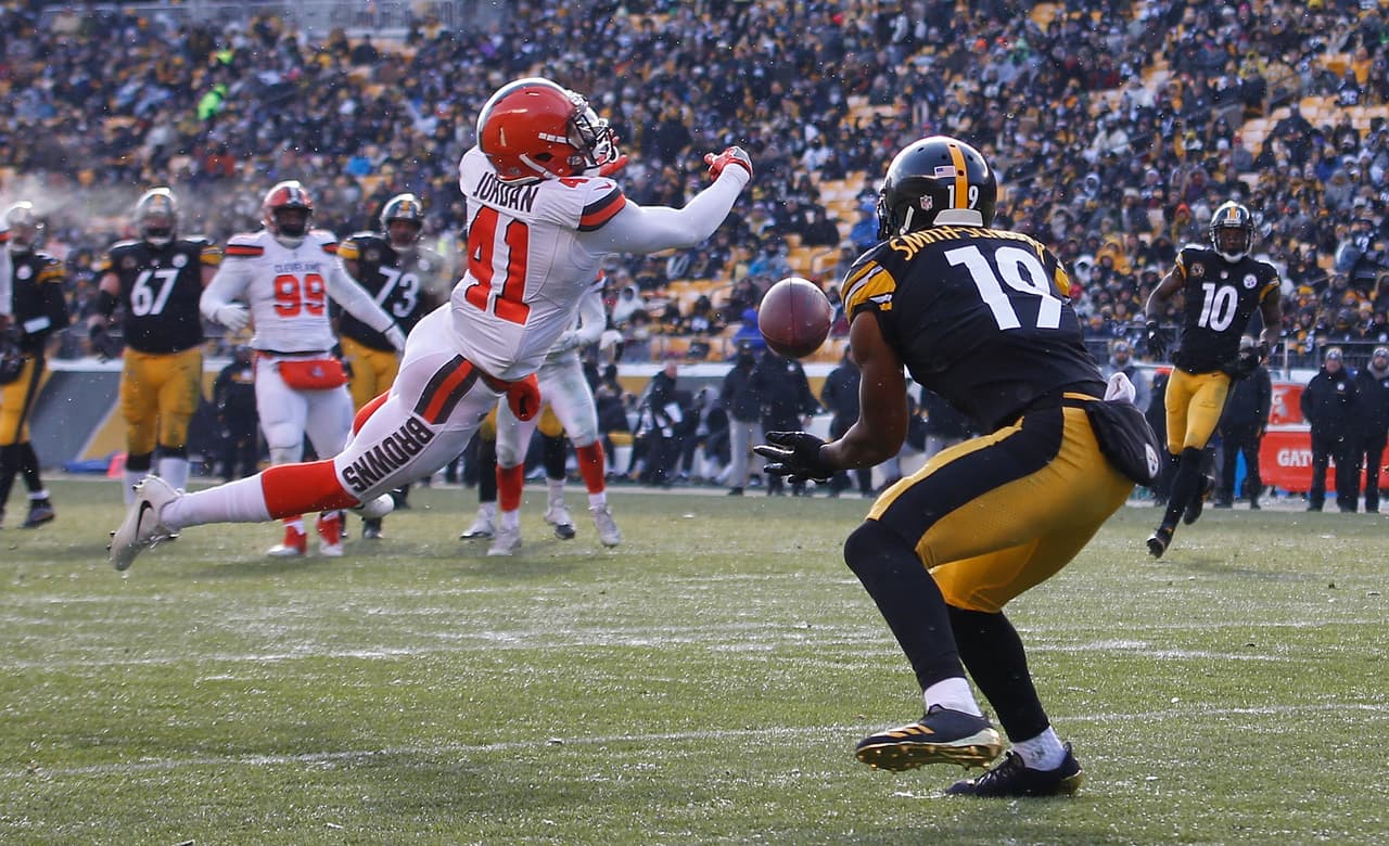 JuJu Smith-Schuster tuvo un partido espectacular. Por aire completó 9 pases para 143 yardas consiguiento una anotación en jugada de 20 yardas.