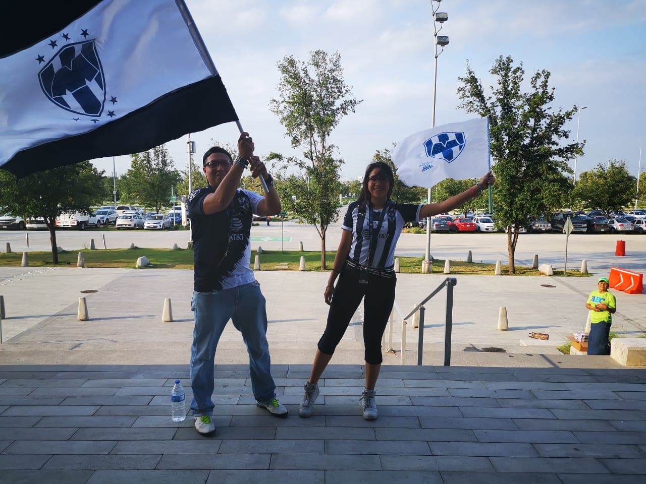 Este es el color de la Semifinal del Clausura 2019 entre Rayados del Monterrey y Tigres de la UANL en una edición más del Clásico Regio. Las aficiones de los dos equipos acudieron al llamado y no iban a perderse la ocasión de apoyar a sus amados clubes en el BBVA.