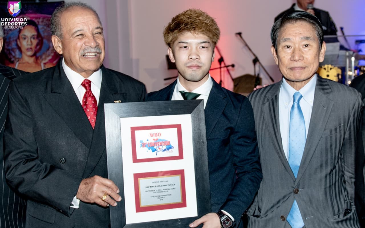 Kosei Tanaka recibió el cinturón de supercampeón por haber ganado títulos de la OMB en tres categorías diferentes.