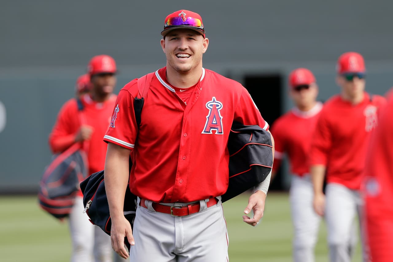 <b>1) Mike Trout - Los Angeles Angels</b>. Mike Trout sonríe no solo en esta foto, sino porque es el atleta mejor pagado de todos los tiempos al firmar con los LA Angels por 12 años y 430 millones de dólares. Acerca de su calidad y capacidad, es otro de esos peloteros de cinco herramientas. Evidentemente lo que le falta a este gran jugador es echarse al hombro a los californianos y llevarlos lejos en los Playoffs. Quizás este oneroso pacto lo motive a hacerlo.