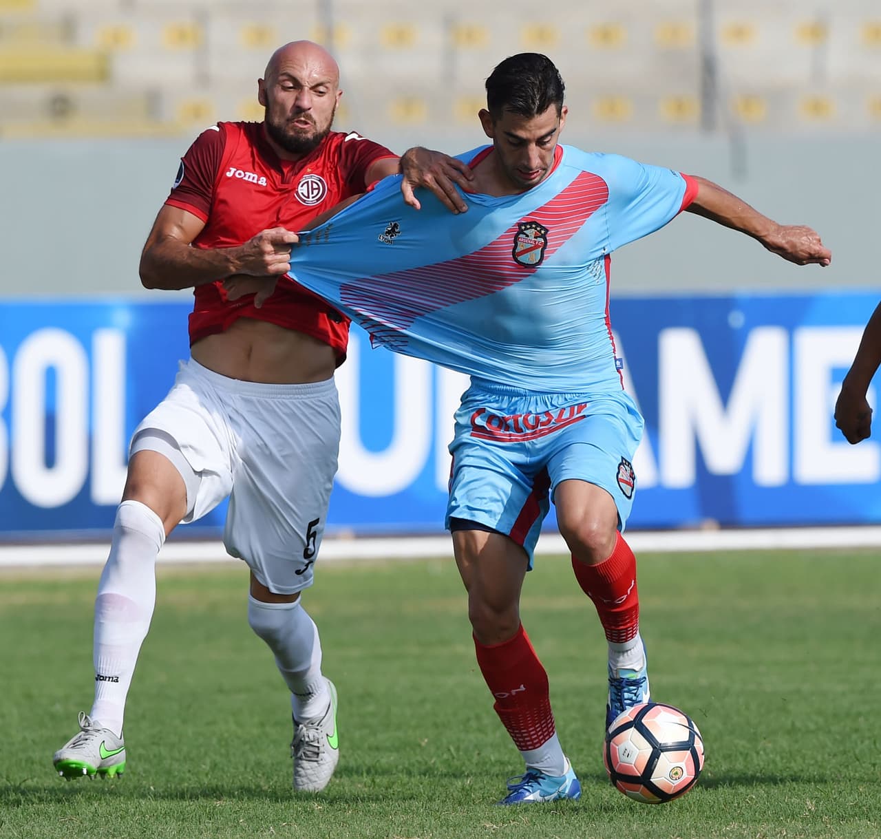 Argentina's Arsenal player Joaquin Boghossian (R) and Peru's Juan Aurich Mauricio Mazzetti vie for the ball during their Copa Sudamericana football match at the Mansiche Stadium in the northern city of Trujillo, Peru on March 2, 2017. / AFP PHOTO / CRIS BOURONCLE (Photo credit should read CRIS BOURONCLE/AFP/Getty Images)