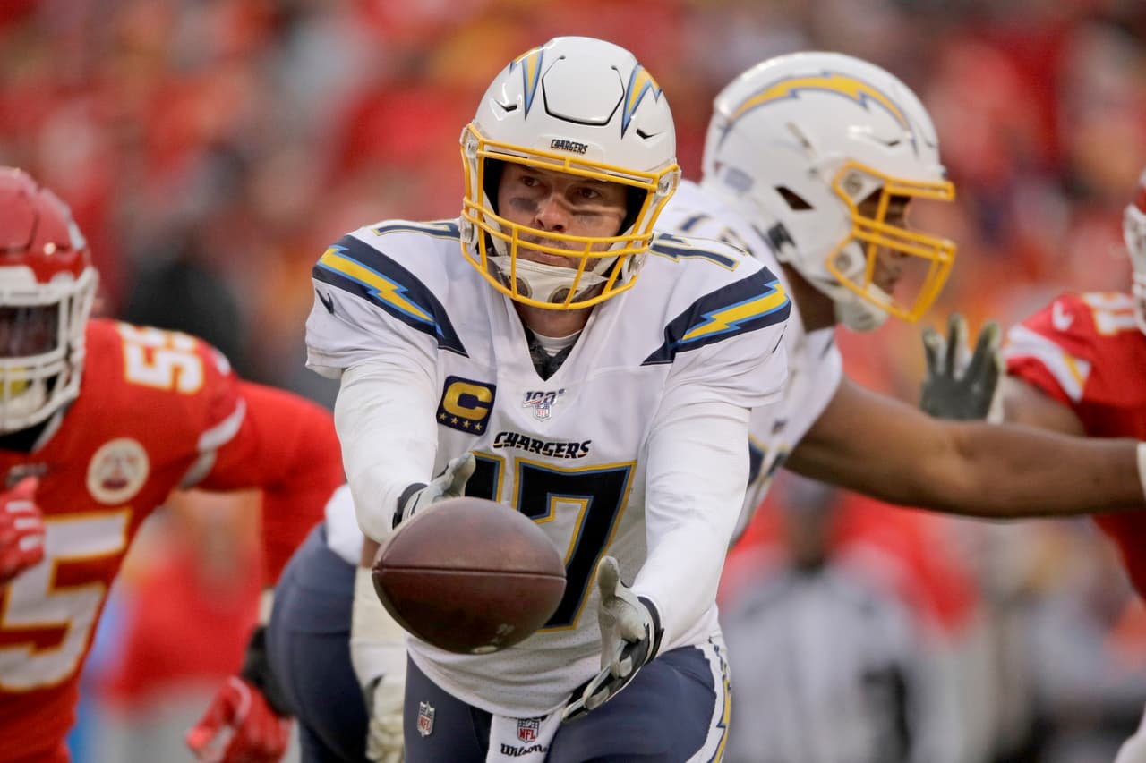 Conserva el récord dentro de la franquicia de 59,271 yardas en pase y 397 pases para touchdown.