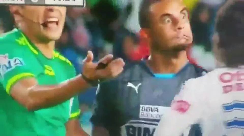 Monterrey perdió por 1-0 con los Tuzos pero la ventaja pudo ser más amplia, los memes señalan a rayados de ayuda arbitral.