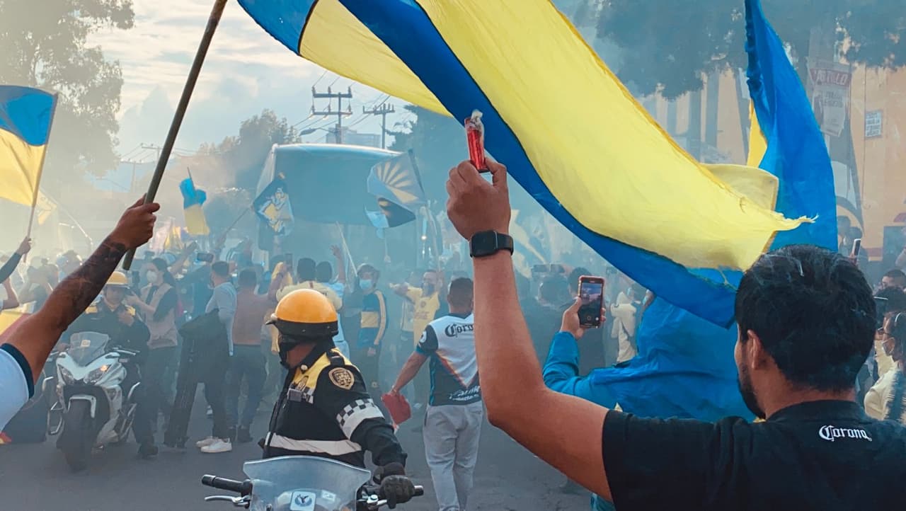 Cientos de aficionados azulcremas se dieron cita en el coloso de Santa Úrsula para recibir y apoyar a su equipo en busca de la remontada ante Pachuca.