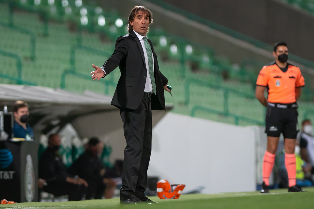 Guillermo Almada justifica sufrimiento de Santos por juventud