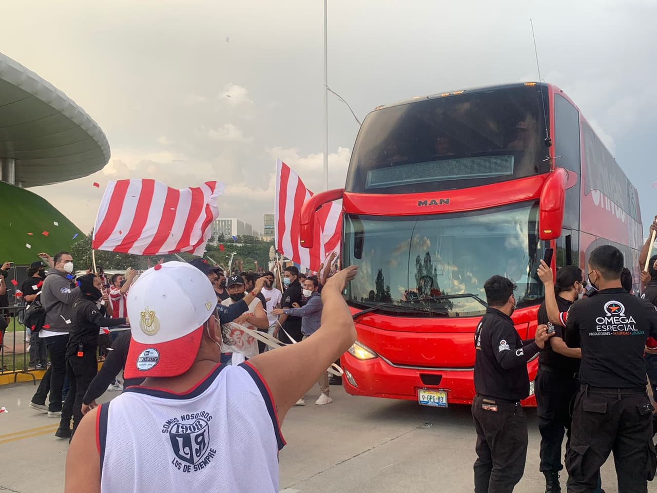 Los fanáticos de Chivas se encargaron de poner el ambiente y el color a las afueras del estadio Akron previo al Clásico Tapatío ante los Zorros del Atlas.
