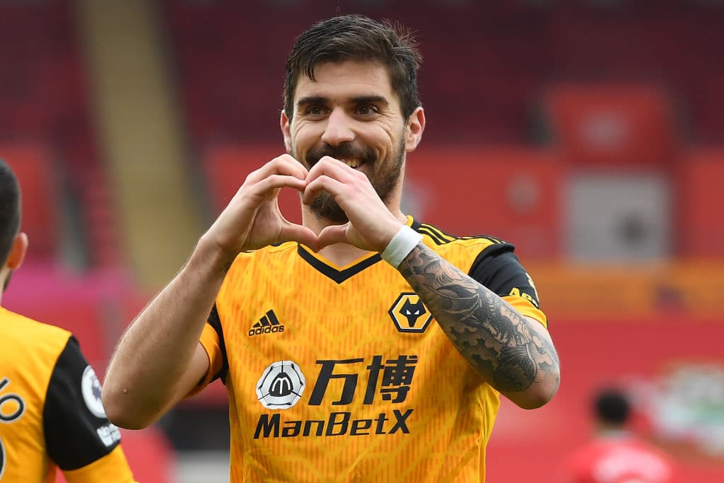 Wolverhampton se impone a Southampton 2-1 en la Premier League. Danny Ings se encargaba de poner arriba a su equipo, pero los Wolves remontaron y se llevaron el partido con goles de Rubén Neves de penal y, el segundo gol corrió a cargo de Pedro Neto al minuto 66 y ya escalan a la 12va posición de la tabla.