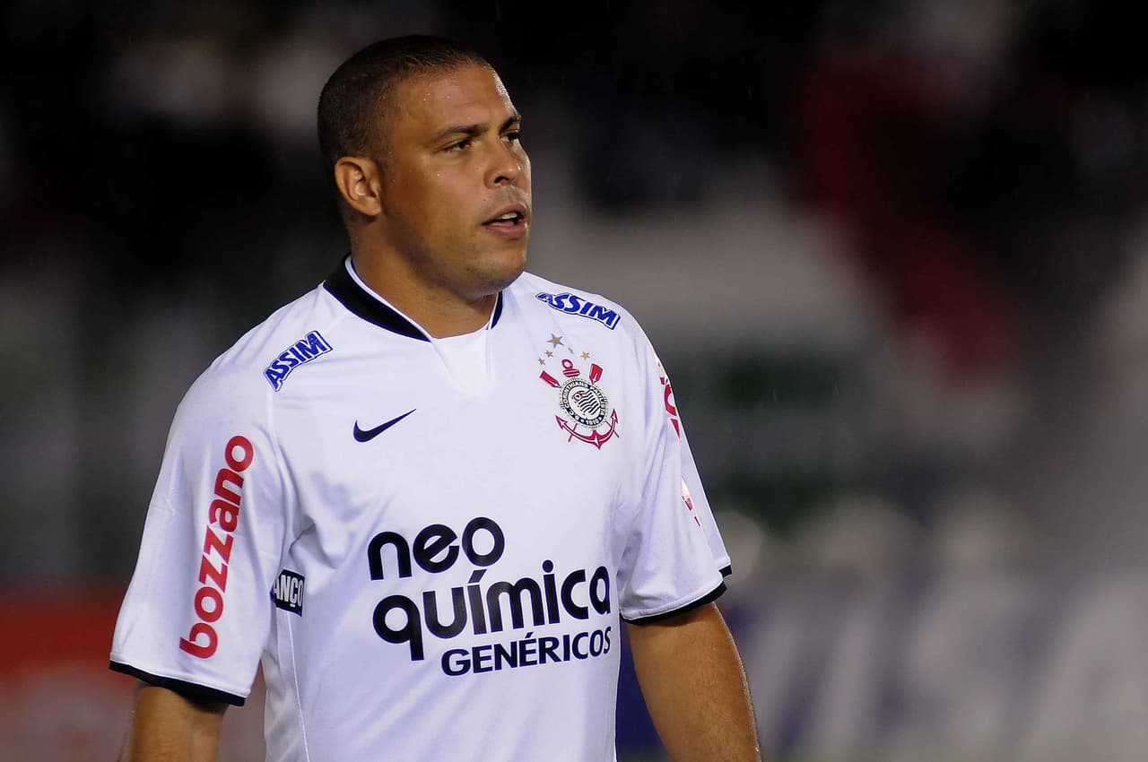 El capítulo final en su carrera lo vivió en el Corinthians en el que marcó 35 goles y puso 12 asistencias, pero la salud le comenzó a jugar en contra y lo llevó al retiro.