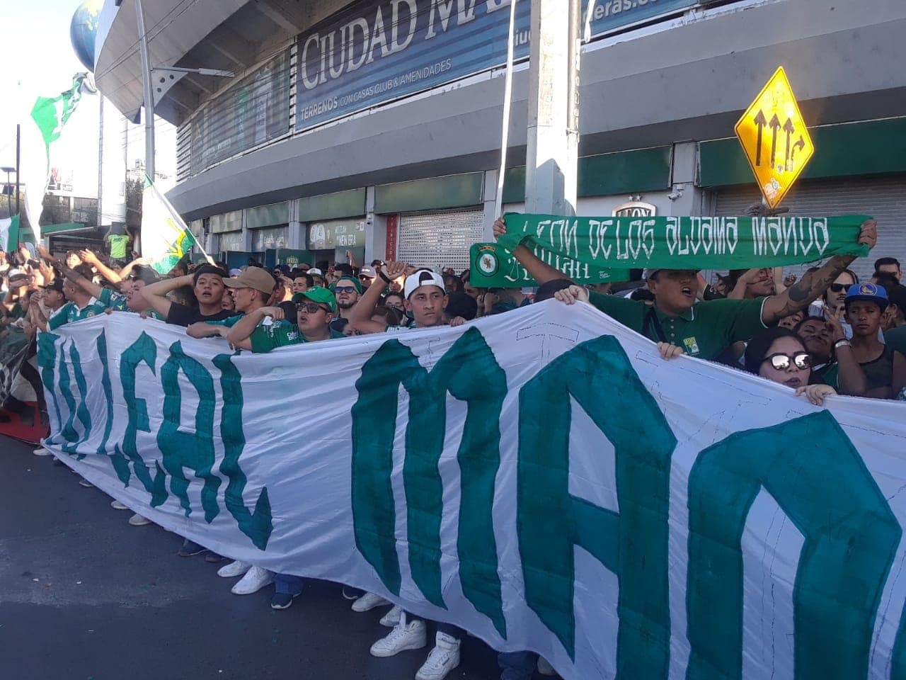 Las calles de León, Guanajuato, se llenaron de fanáticos antes del juego contra Xolos por los Cuartos de Final de la Liguilla en el Clausura 2019.
