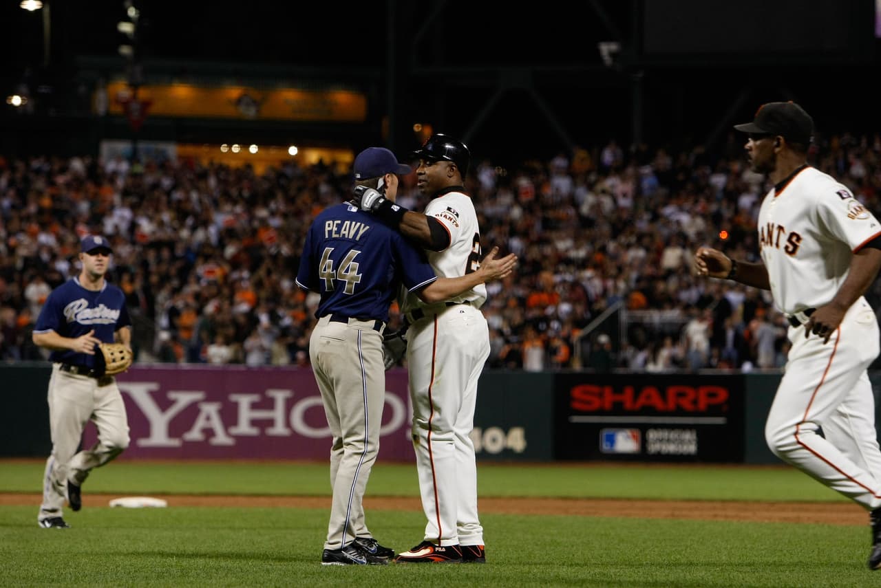 El 26 de septiembre de 2007 Bonds jugó su último partido en casa. Aquí se aprecia al antonces as de las Mayores Jake Peavy, de los Padres, darle un abrazo en señal de respeto por su trayectoria.