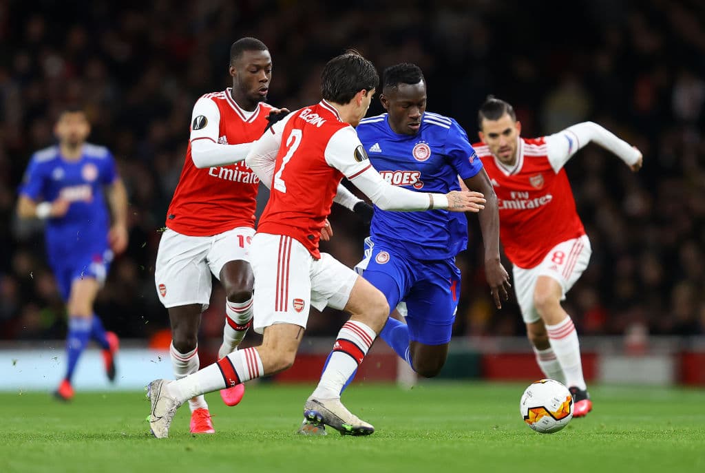 Mohamed Camara queda muy solo en el contragolpe y entre Nicolas Pepe y Héctor Bellerín le roban el balón.